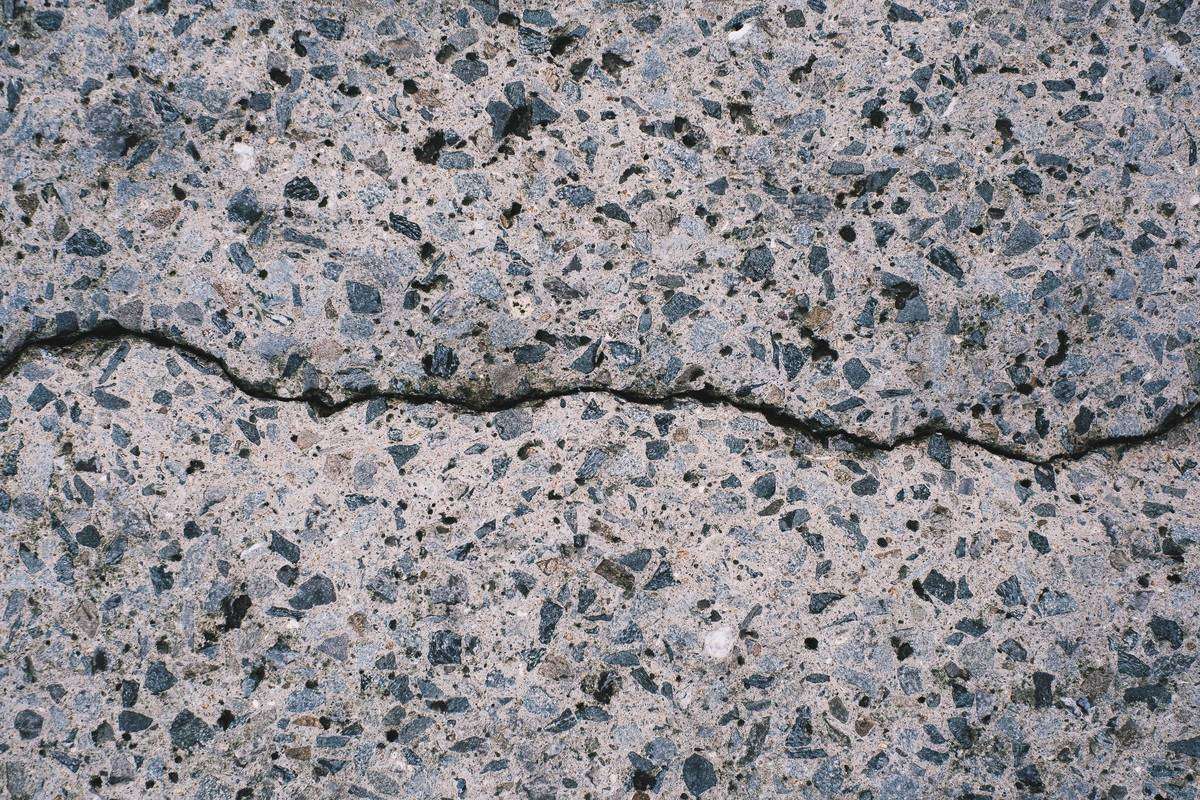 Close-up of a crack in a concrete surface (stock photo)